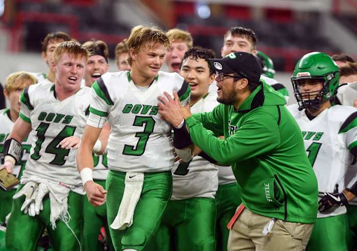 2023 quarterback Lincoln Kienholz celebrates winning the state championship and winning the MVP award (Credit: Erin Bormett / Argus Leader via Imagn Content Services, LLC)